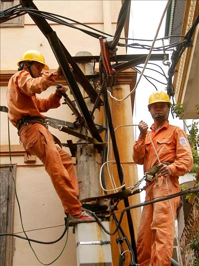 Ha Noi vows to tidy up overhead wires mess